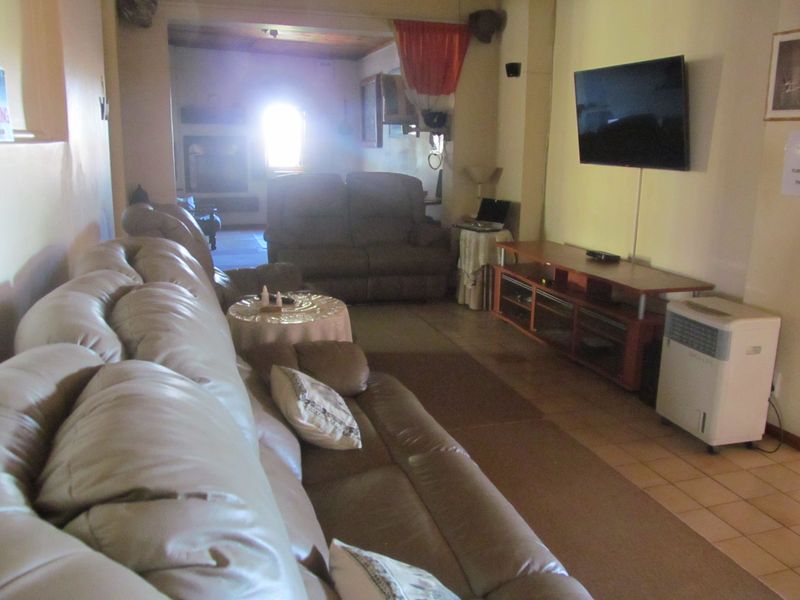 Elegant Family Living with Premium Comfort & Exceptional Entertaining - Photo 8