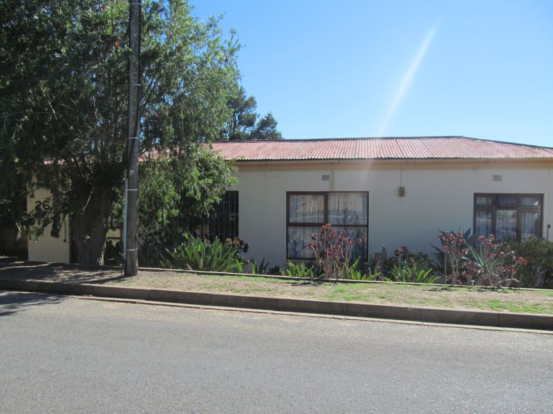 Elegant Family Living with Premium Comfort & Exceptional Entertaining - Photo 2