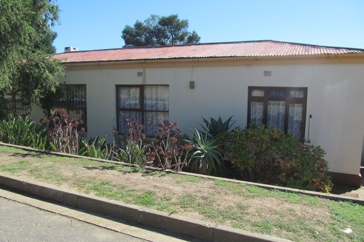 Elegant Family Living with Premium Comfort & Exceptional Entertaining - Photo 3