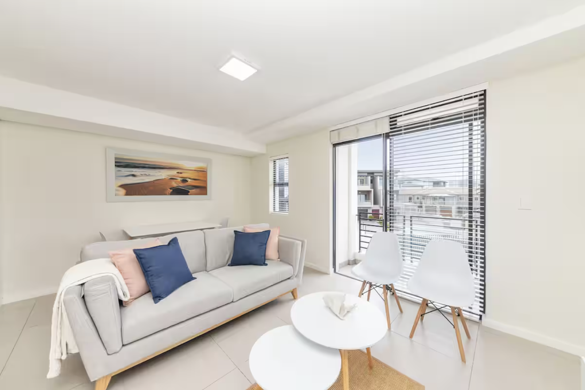 Bright and airy just one road from the beach - Photo 2