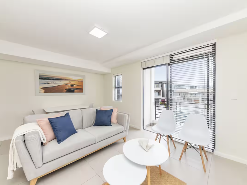 Bright and airy just one road from the beach - Photo 2