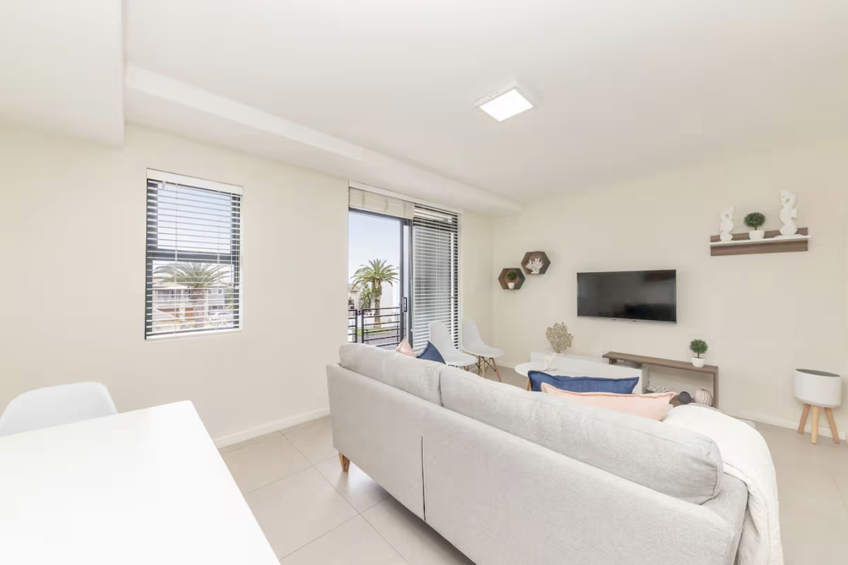 Bright and airy just one road from the beach - Photo 5