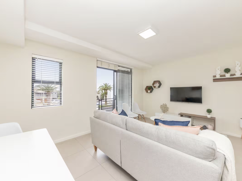 Bright and airy just one road from the beach - Photo 5