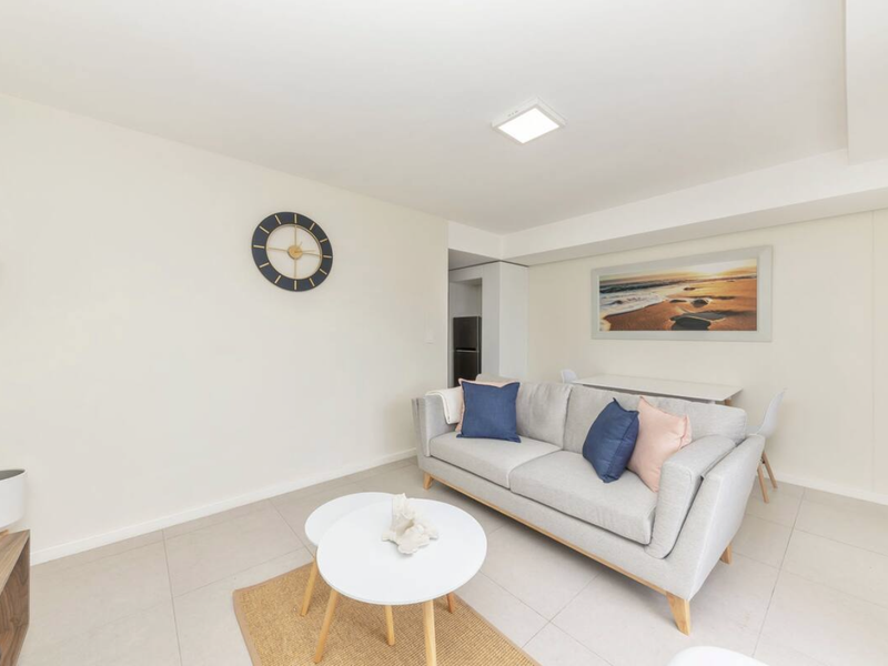 Bright and airy just one road from the beach - Photo 4