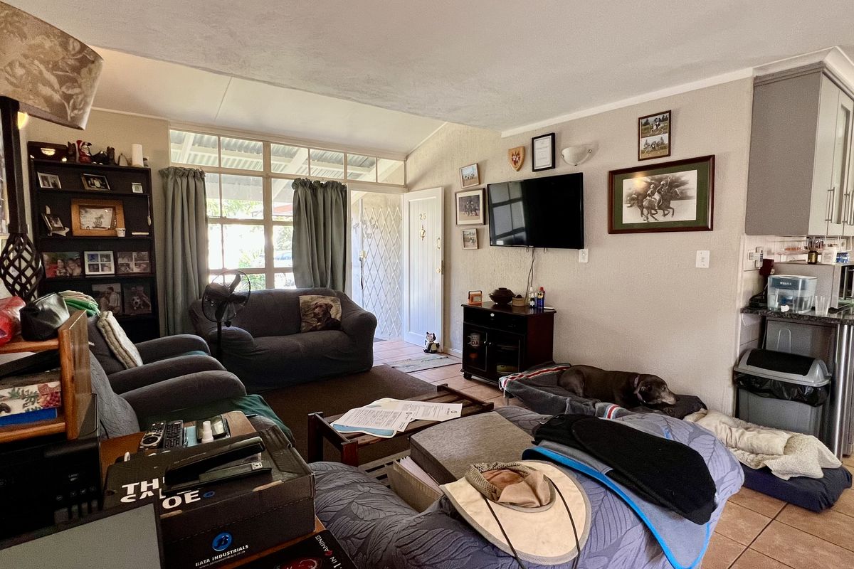 Spacious 2 Bedroom 1 Bathroom - Photo 4