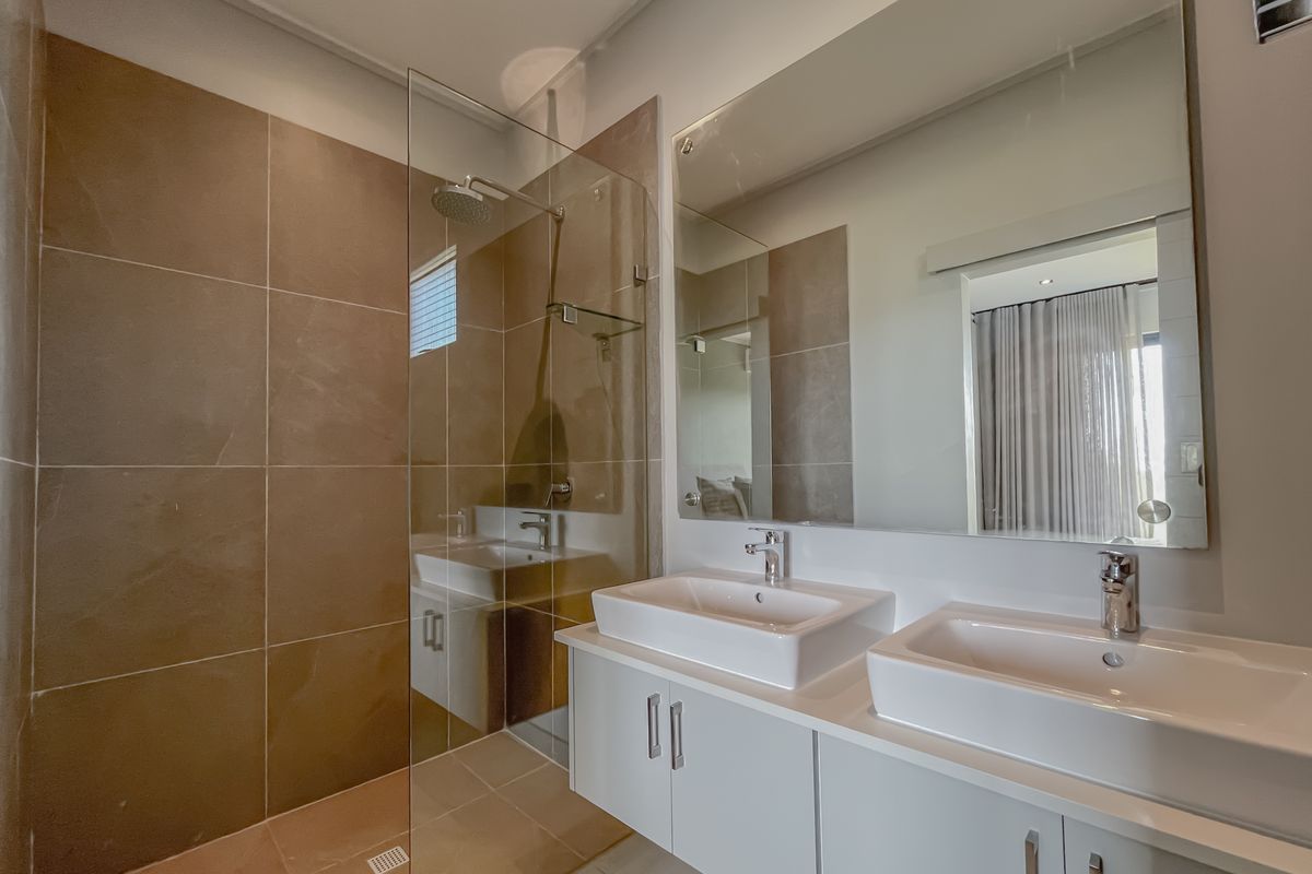 Modern 2-Bed Ground Floor Apartment in Secure Coastal Estate - Photo 4