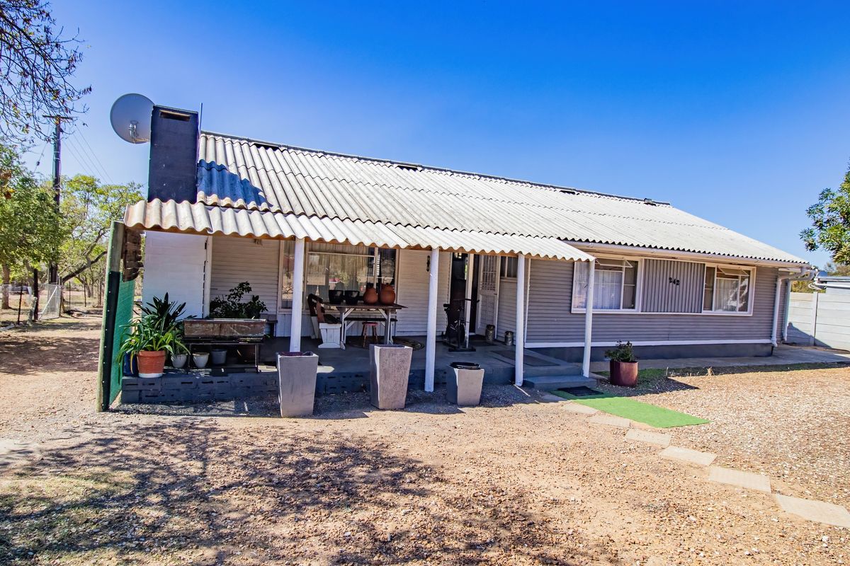 Versatile Home with 2-Bedroom Granny Flat & Built-in Braai – Koringberg - Photo 4