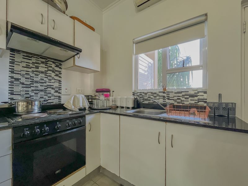 Park-Facing 2 Bed Apartment in Secure Manor Estates - Photo 6