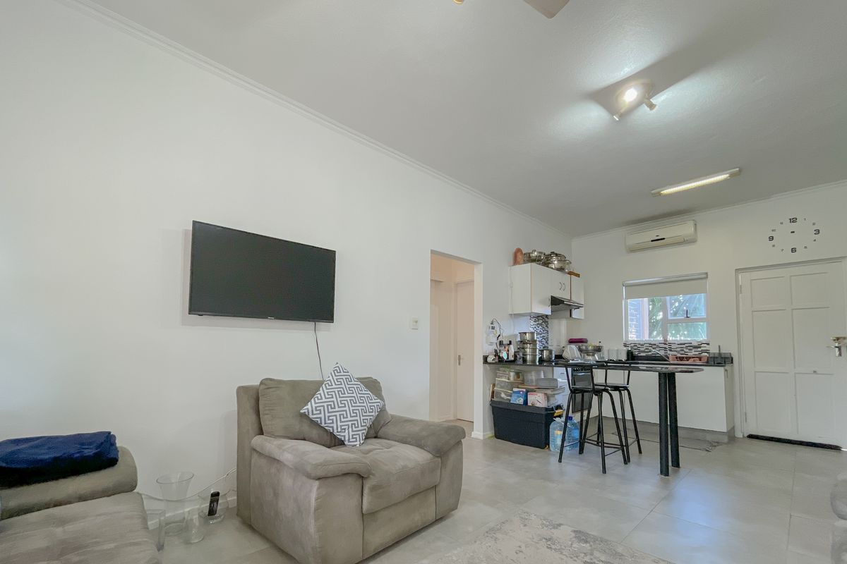 Park-Facing 2 Bed Apartment in Secure Manor Estates - Photo 3