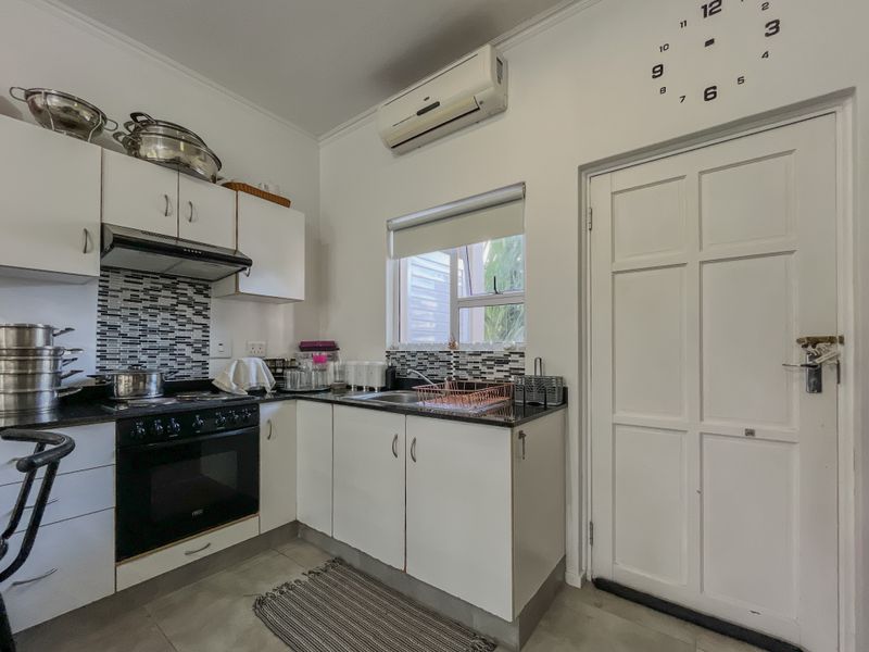 Park-Facing 2 Bed Apartment in Secure Manor Estates - Photo 5