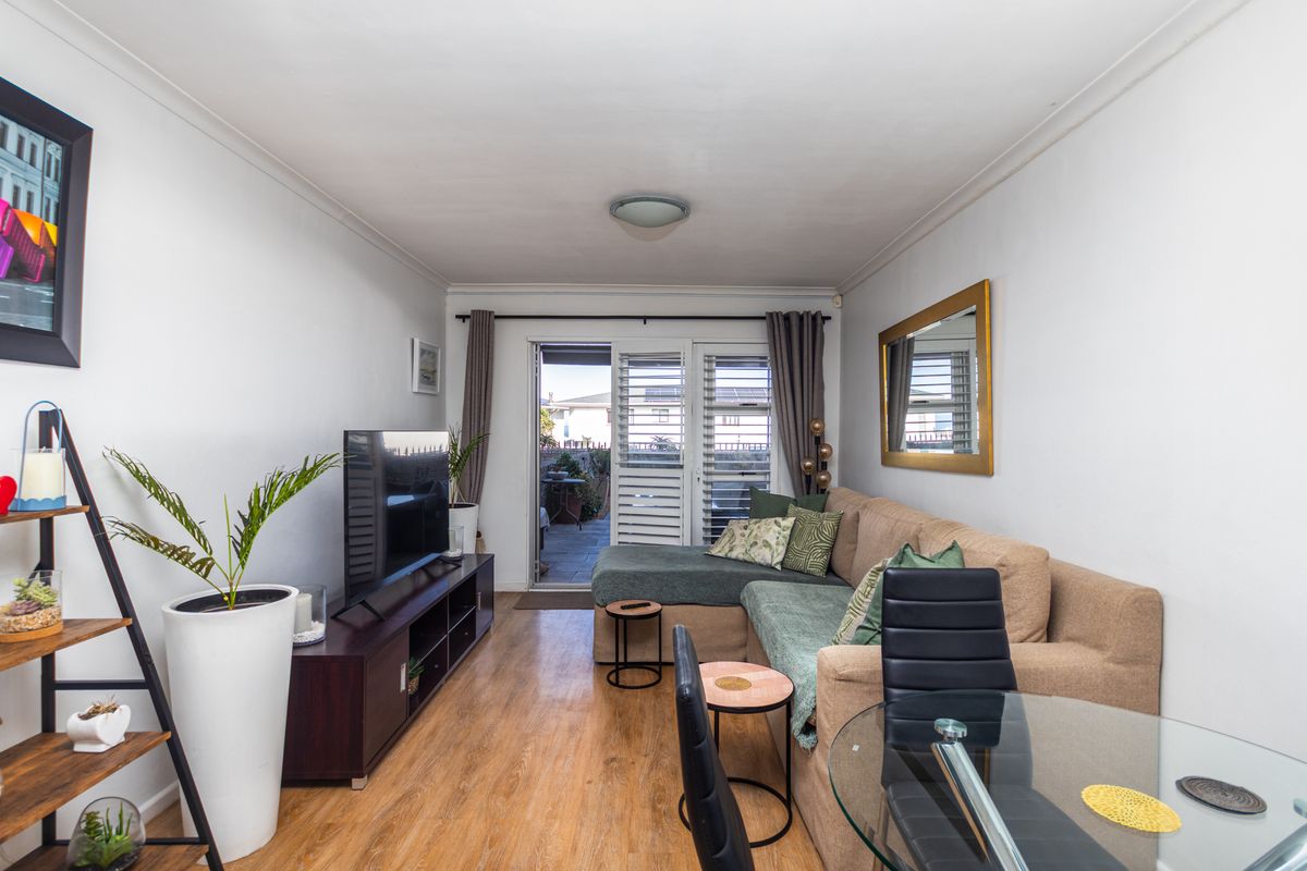 Wake Up to Table Mountain – 2 Bed, 2 Bath Apartment One Road from the Beach - Photo 2