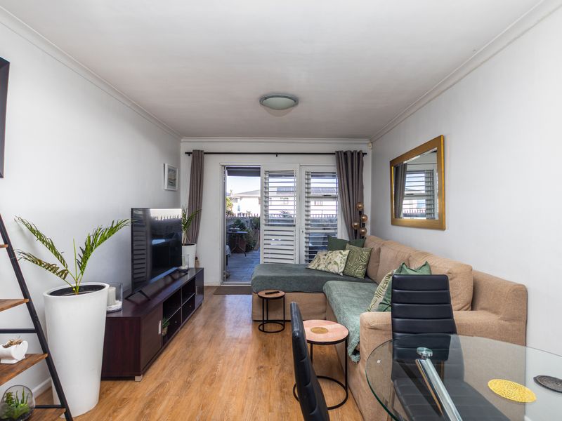 Wake Up to Table Mountain – 2 Bed, 2 Bath Apartment One Road from the Beach - Photo 2