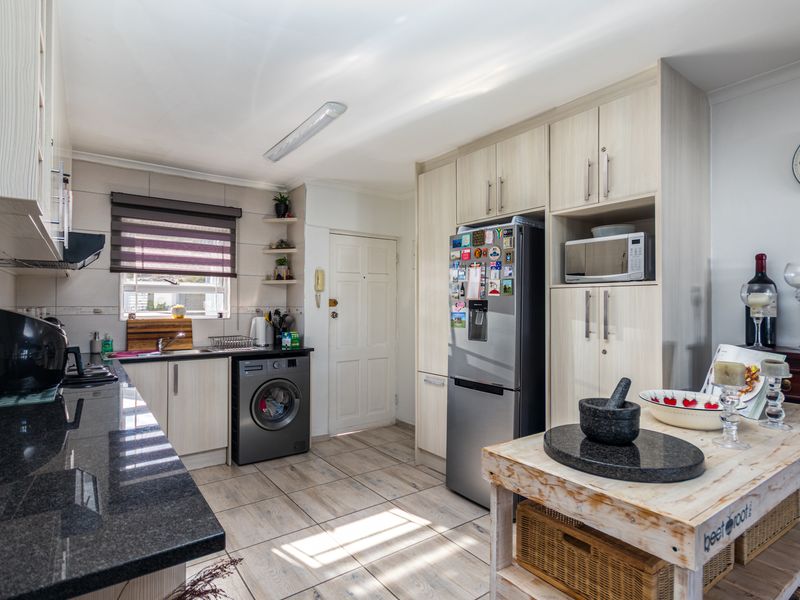 Wake Up to Table Mountain – 2 Bed, 2 Bath Apartment One Road from the Beach - Photo 8