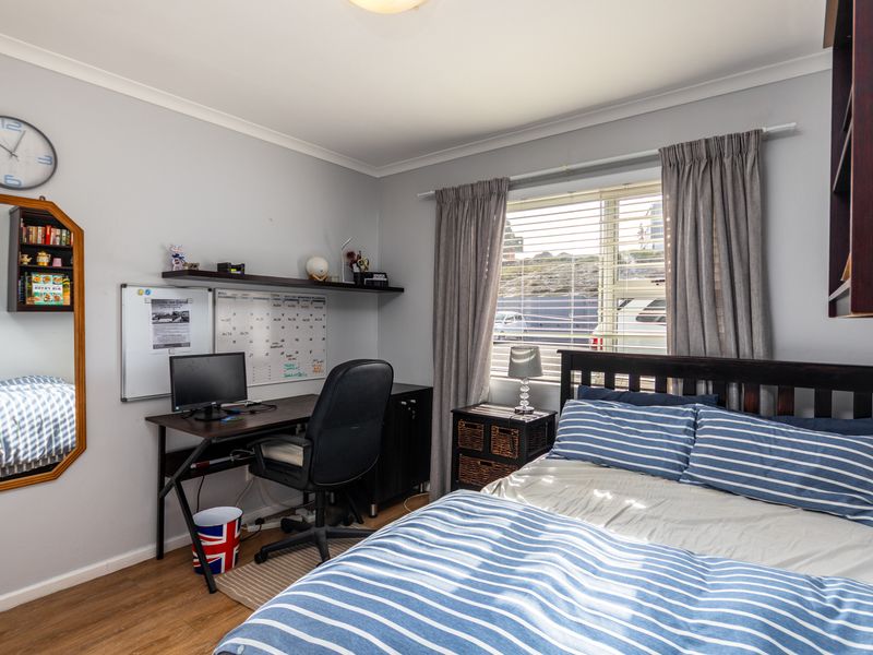 Wake Up to Table Mountain – 2 Bed, 2 Bath Apartment One Road from the Beach - Photo 10