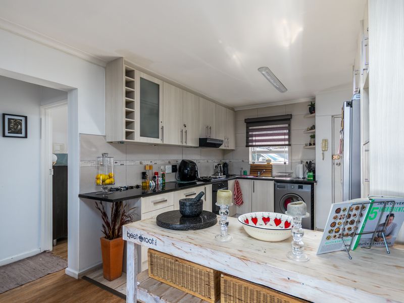 Wake Up to Table Mountain – 2 Bed, 2 Bath Apartment One Road from the Beach - Photo 6