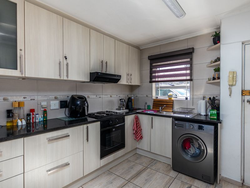 Wake Up to Table Mountain – 2 Bed, 2 Bath Apartment One Road from the Beach - Photo 7