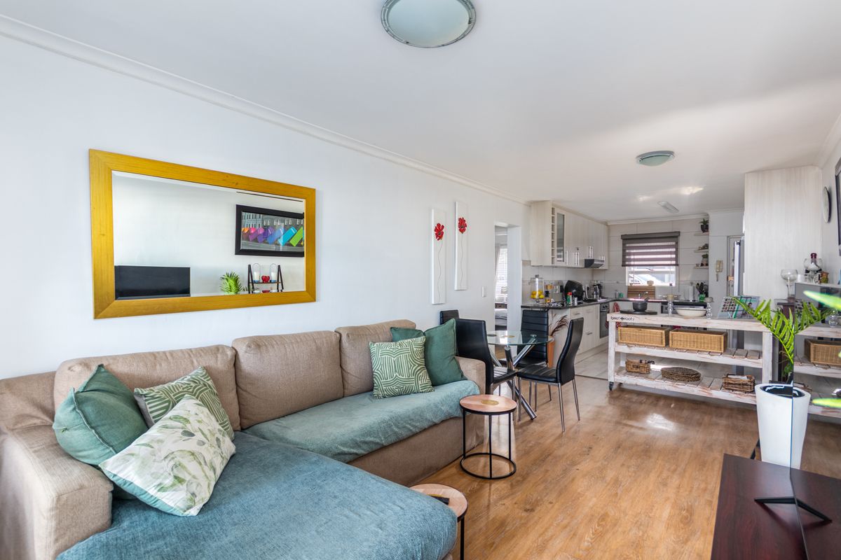 Wake Up to Table Mountain – 2 Bed, 2 Bath Apartment One Road from the Beach - Photo 4