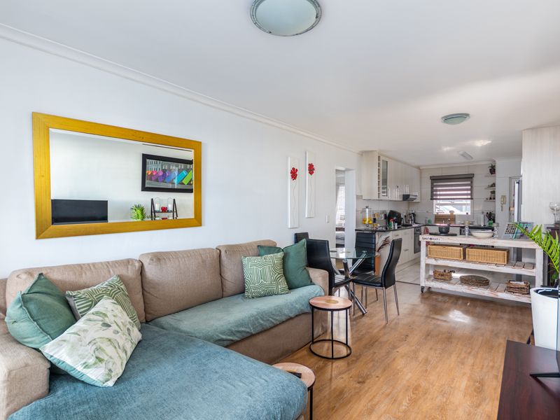 Wake Up to Table Mountain – 2 Bed, 2 Bath Apartment One Road from the Beach - Photo 4