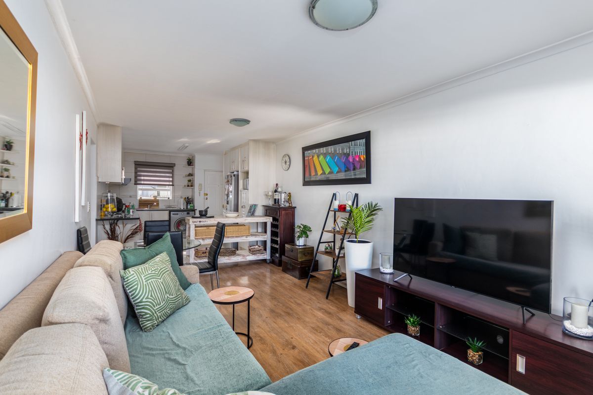 Wake Up to Table Mountain – 2 Bed, 2 Bath Apartment One Road from the Beach - Photo 5