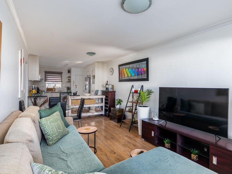 Wake Up to Table Mountain – 2 Bed, 2 Bath Apartment One Road from the Beach - Photo 5