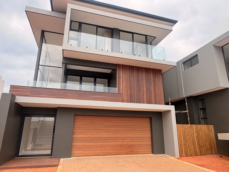 THE PERFECT COASTAL ESTATE LIVING. - Photo 1
