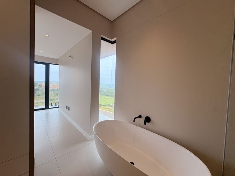 THE PERFECT COASTAL ESTATE LIVING. - Photo 1