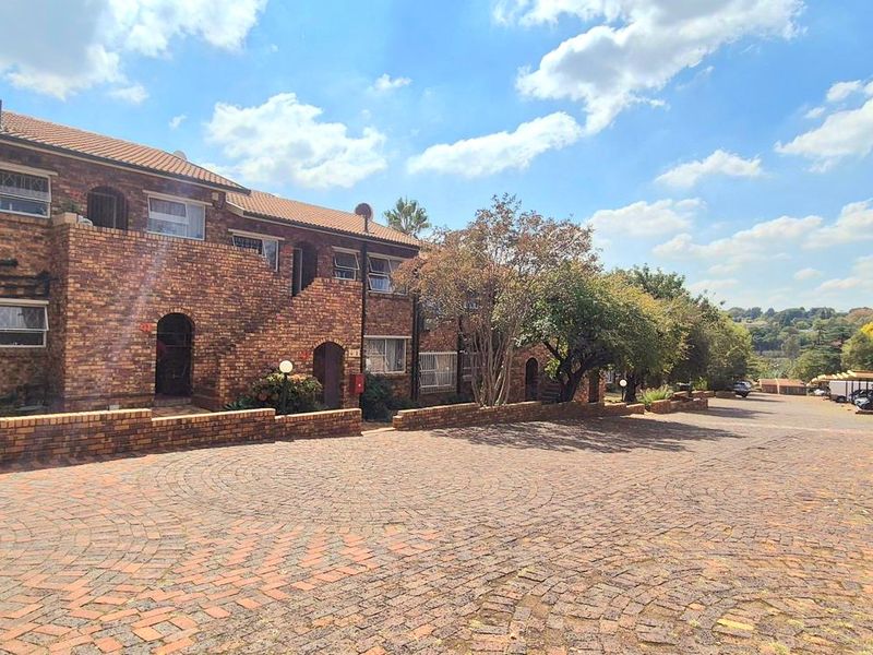 Spacious & Modern - Photo 2