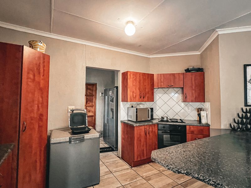 Immaculate 3-Bedroom Family Home in Secure Dio Vista Estate - Photo 9