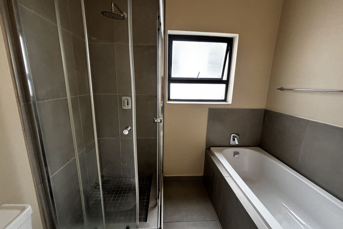 Incredible 2 bed 2 bath - Photo 4