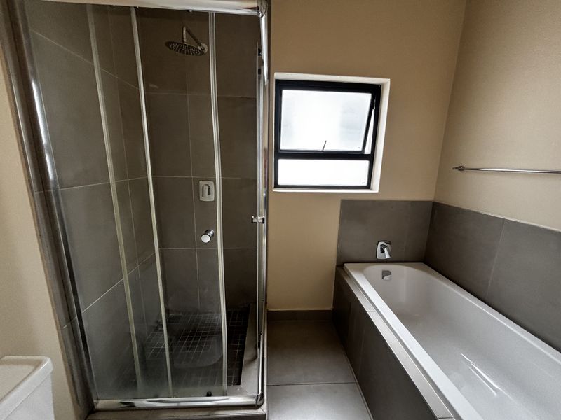 Incredible 2 bed 2 bath - Photo 4