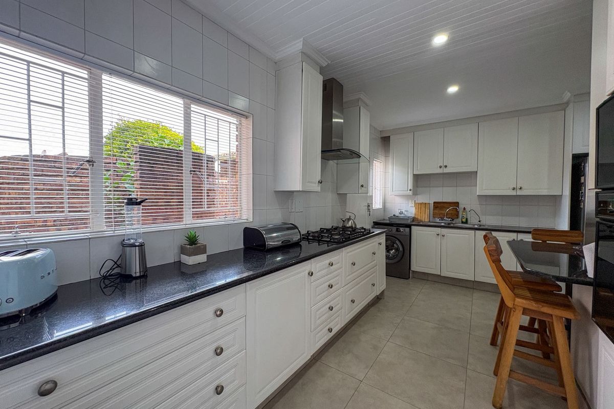 Three bedroom townhouse for sale - Photo 5