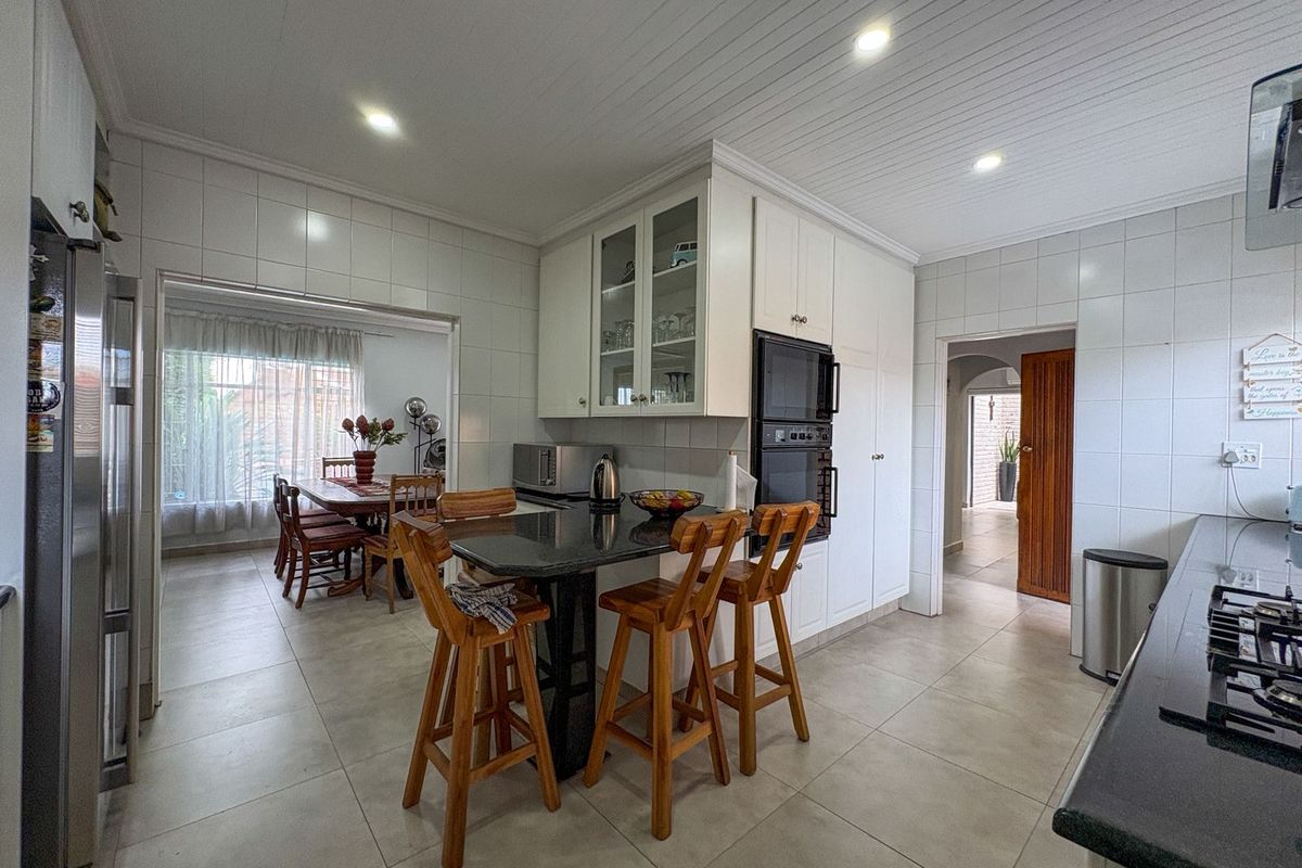 Three bedroom townhouse for sale - Photo 4