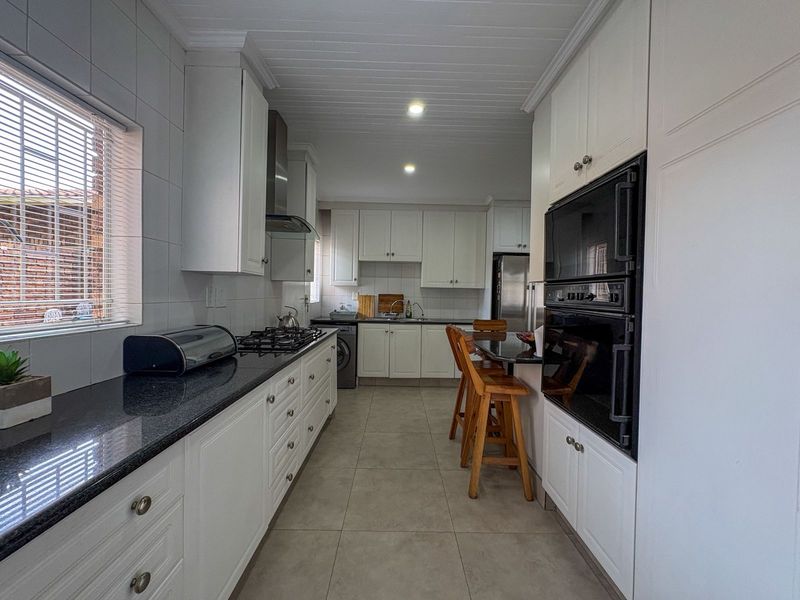 Three bedroom townhouse for sale - Photo 7