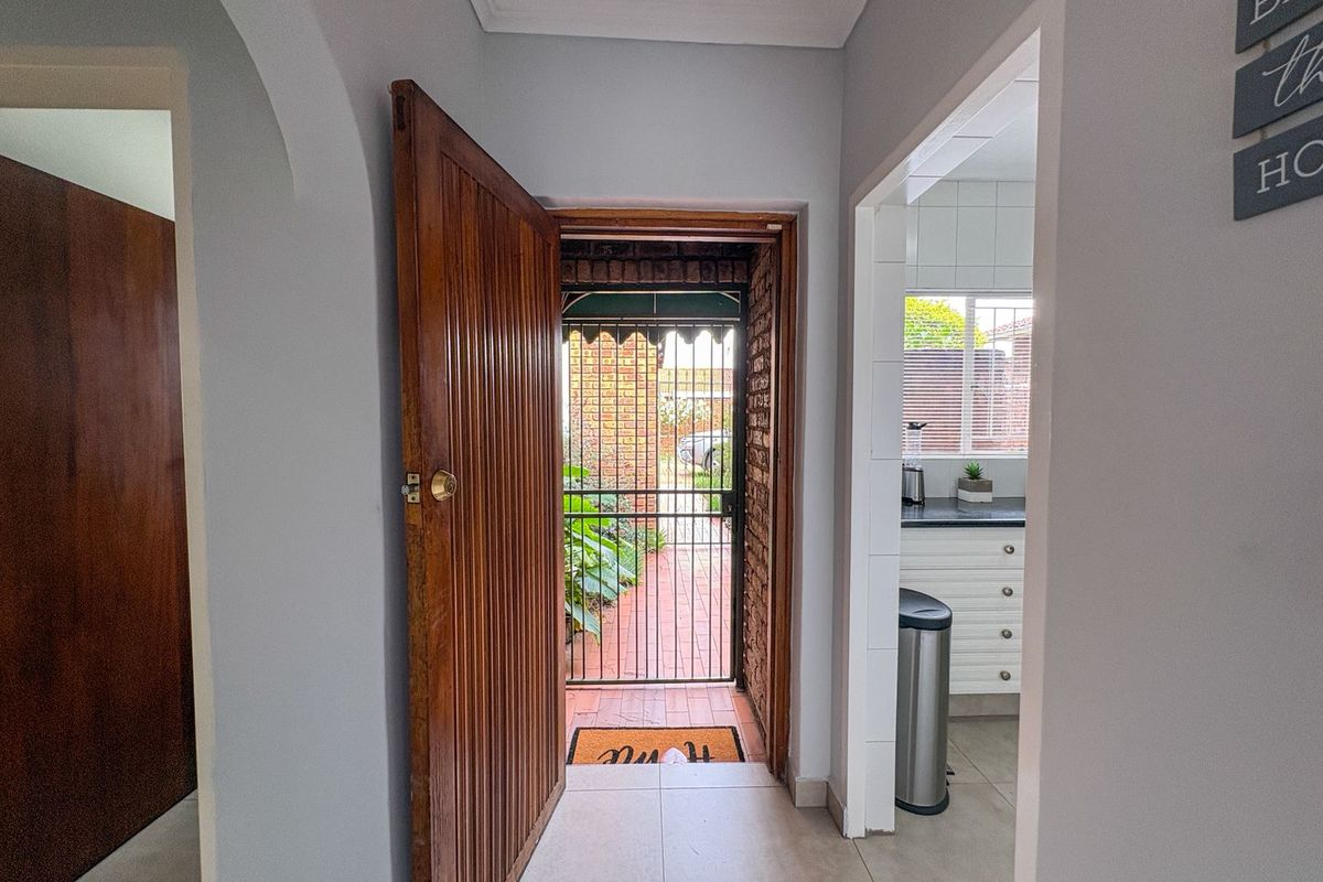 Three bedroom townhouse for sale - Photo 3