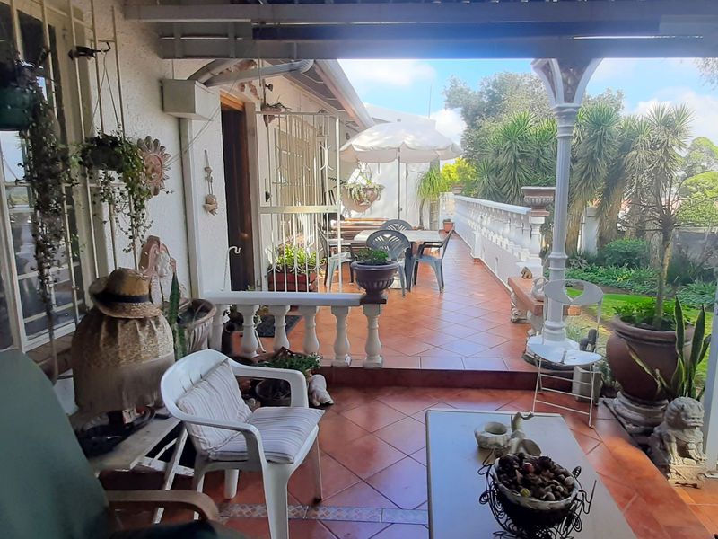 Your Private Oasis with Lapa & Landscaped Garden! - Photo 2