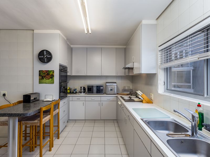 Exclusive Waterfront Apartment in Bantry Bay - Photo 8