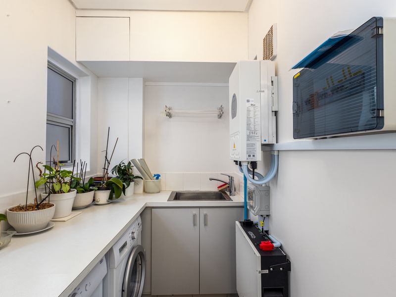 Exclusive Waterfront Apartment in Bantry Bay - Photo 9