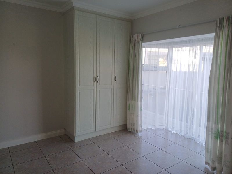 6 Bedroom Multi Level home to Rent in Reebok - Photo 10