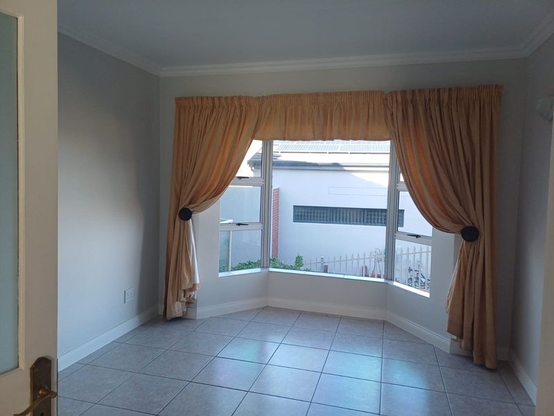 6 Bedroom Multi Level home to Rent in Reebok - Photo 8