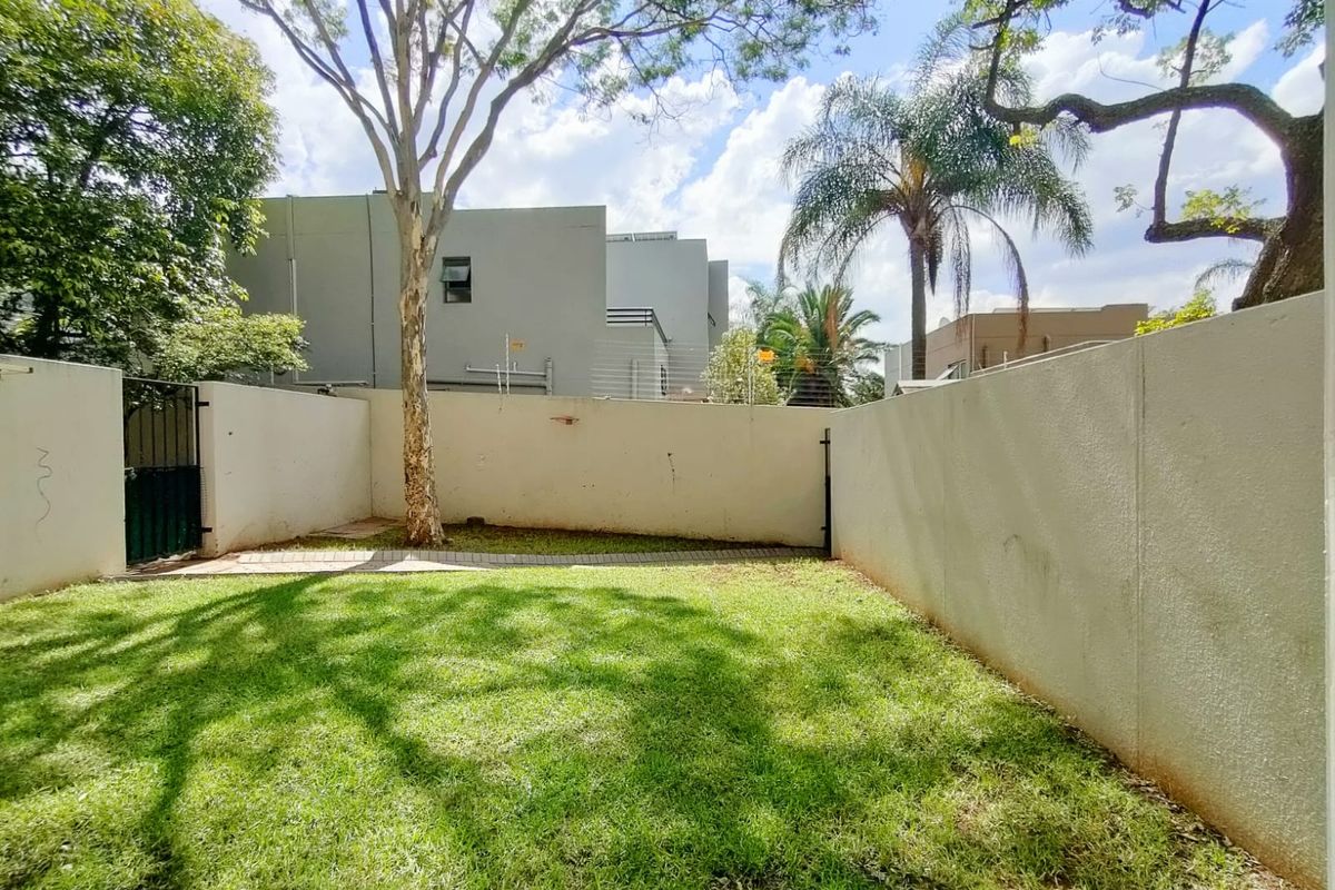 Nice & Neat 2-Bedroom Townhouse with Outdoor Space - Prime Location! - Photo 4