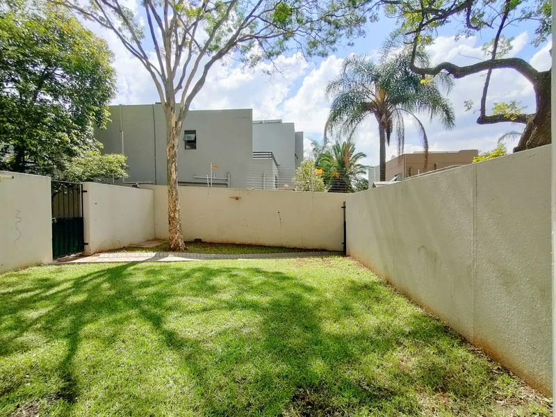 Nice & Neat 2-Bedroom Townhouse with Outdoor Space - Prime Location! - Photo 4