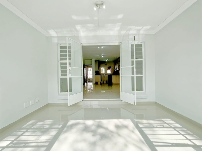 Nice & Neat 2-Bedroom Townhouse with Outdoor Space - Prime Location! - Photo 7