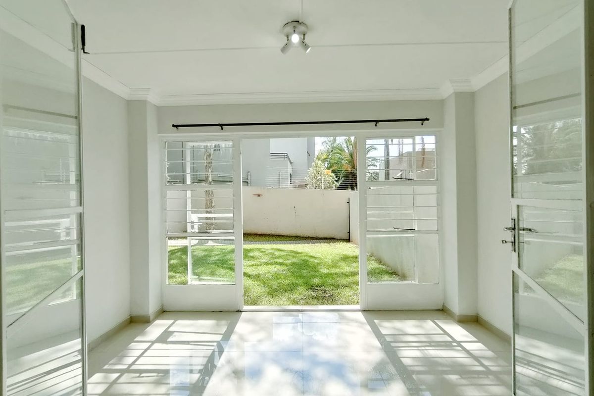 Nice & Neat 2-Bedroom Townhouse with Outdoor Space - Prime Location! - Photo 5