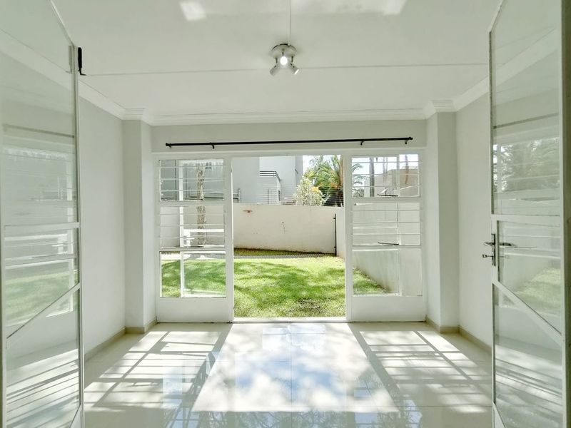 Nice & Neat 2-Bedroom Townhouse with Outdoor Space - Prime Location! - Photo 5