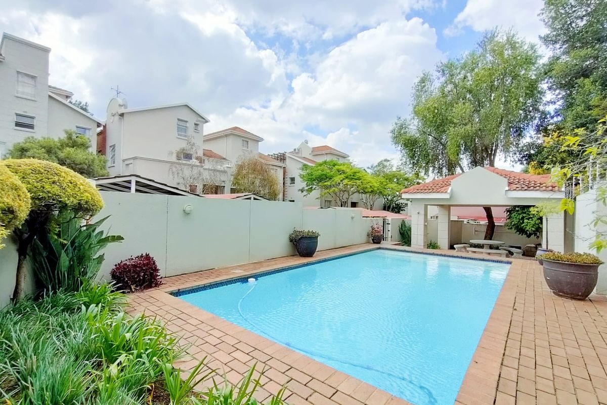 Nice & Neat 2-Bedroom Townhouse with Outdoor Space - Prime Location! - Photo 2