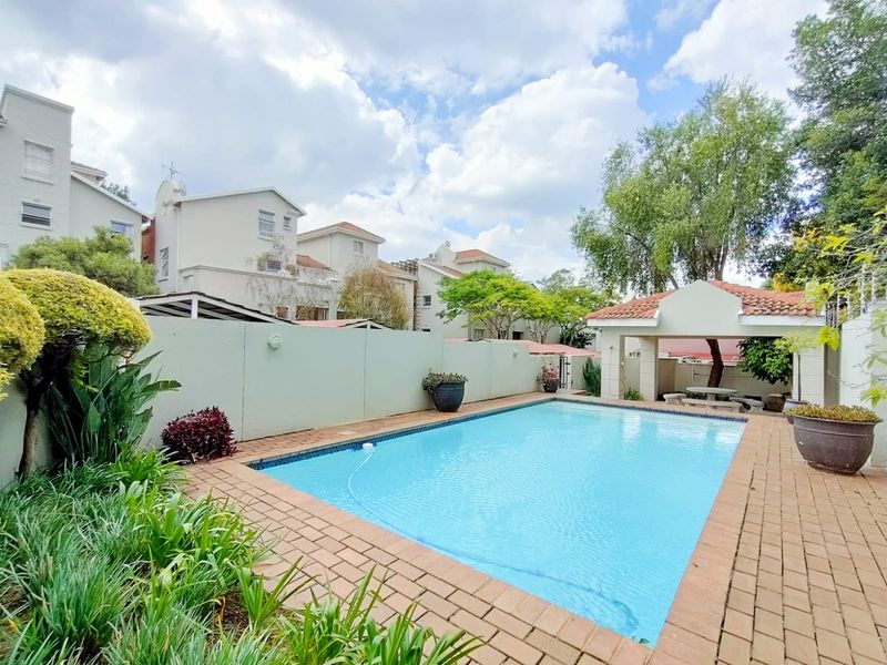 Nice & Neat 2-Bedroom Townhouse with Outdoor Space - Prime Location! - Photo 2