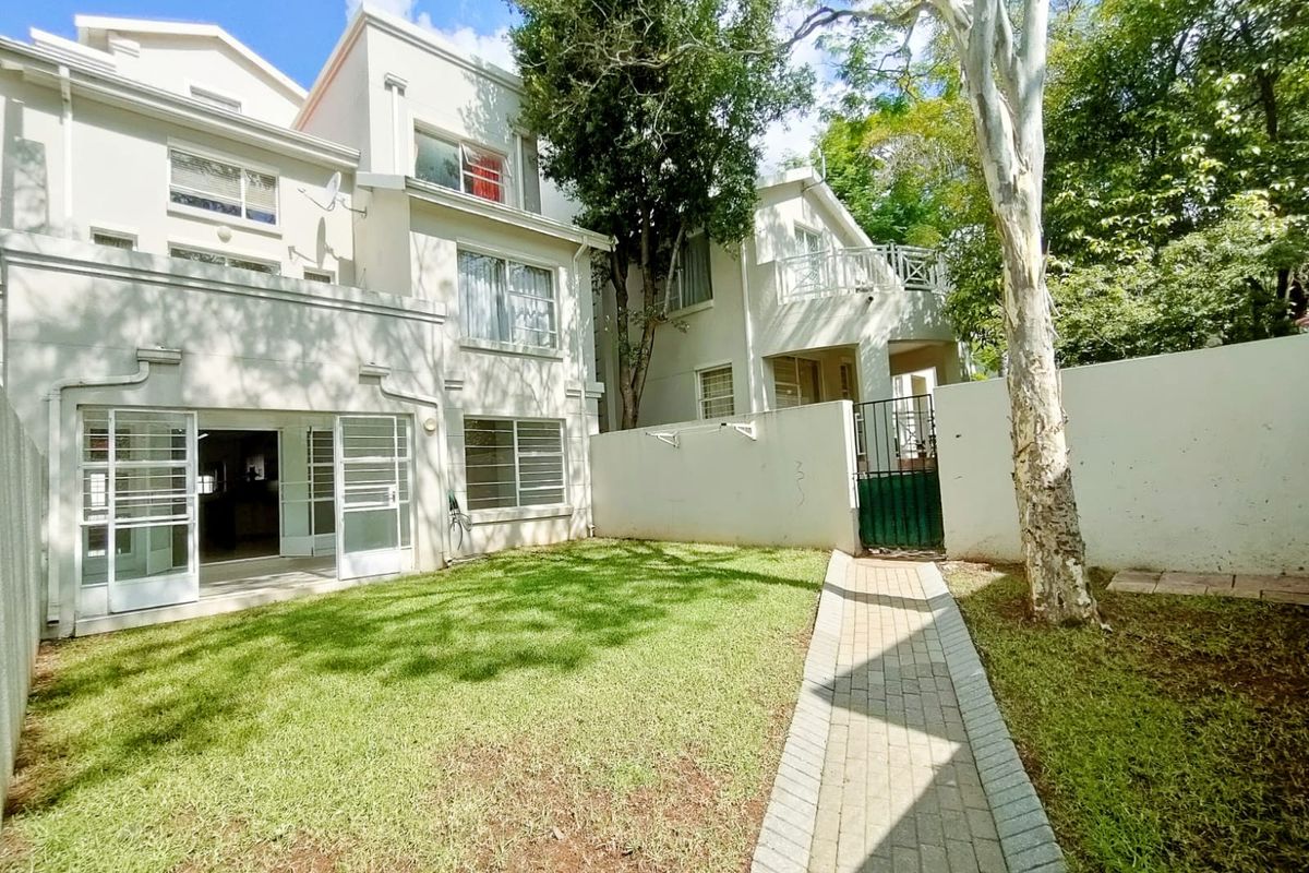 Nice & Neat 2-Bedroom Townhouse with Outdoor Space - Prime Location! - Photo 3