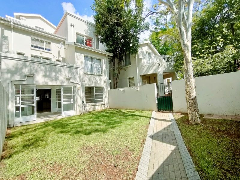 Nice & Neat 2-Bedroom Townhouse with Outdoor Space - Prime Location! - Photo 3