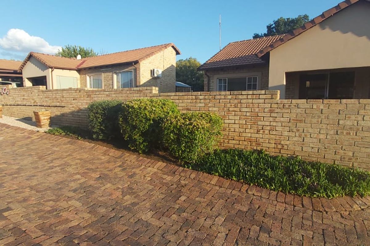 Popular 2 Bedroom Townhouse for sale in Sasolburg - Photo 2
