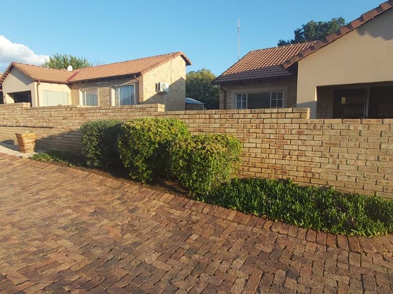 Popular 2 Bedroom Townhouse for sale in Sasolburg - Photo 2